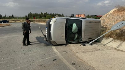 Viraja hızlı giren aracı 'DUR' tabelası durdurdu