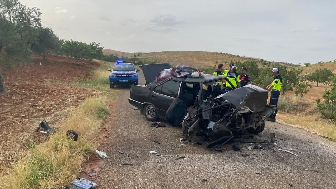 İki otomobil kafa kafaya çarpıştı: 1’i ağır 8 yaralı