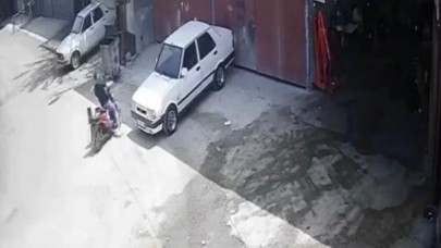 Kontrolden çıkan şarjlı bisiklet demir kapıya çarparak durdu