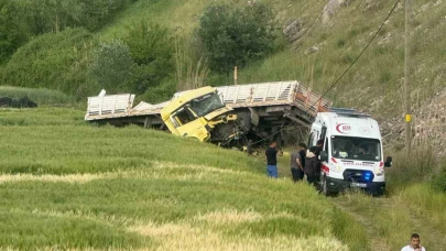 Tır şarampole yuvarlandı: 2 ağır yaralı