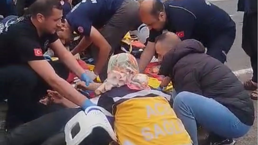 Şanlıurfa'da öğrenci servisi tıra çarptı: 6 yaralı