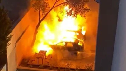 Otoparktaki 2 lüks araç yanarak küle döndü