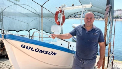 Mobilya ustası, ‘gülümsün’ ismini verdiği kayığı ile çocukluk hevesini gideriyor