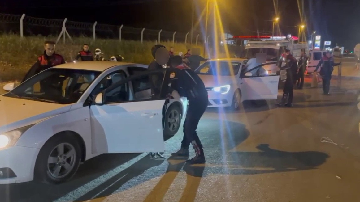 Asayiş uygulamasında ruhsatsız 4 tabanca ele geçirildi