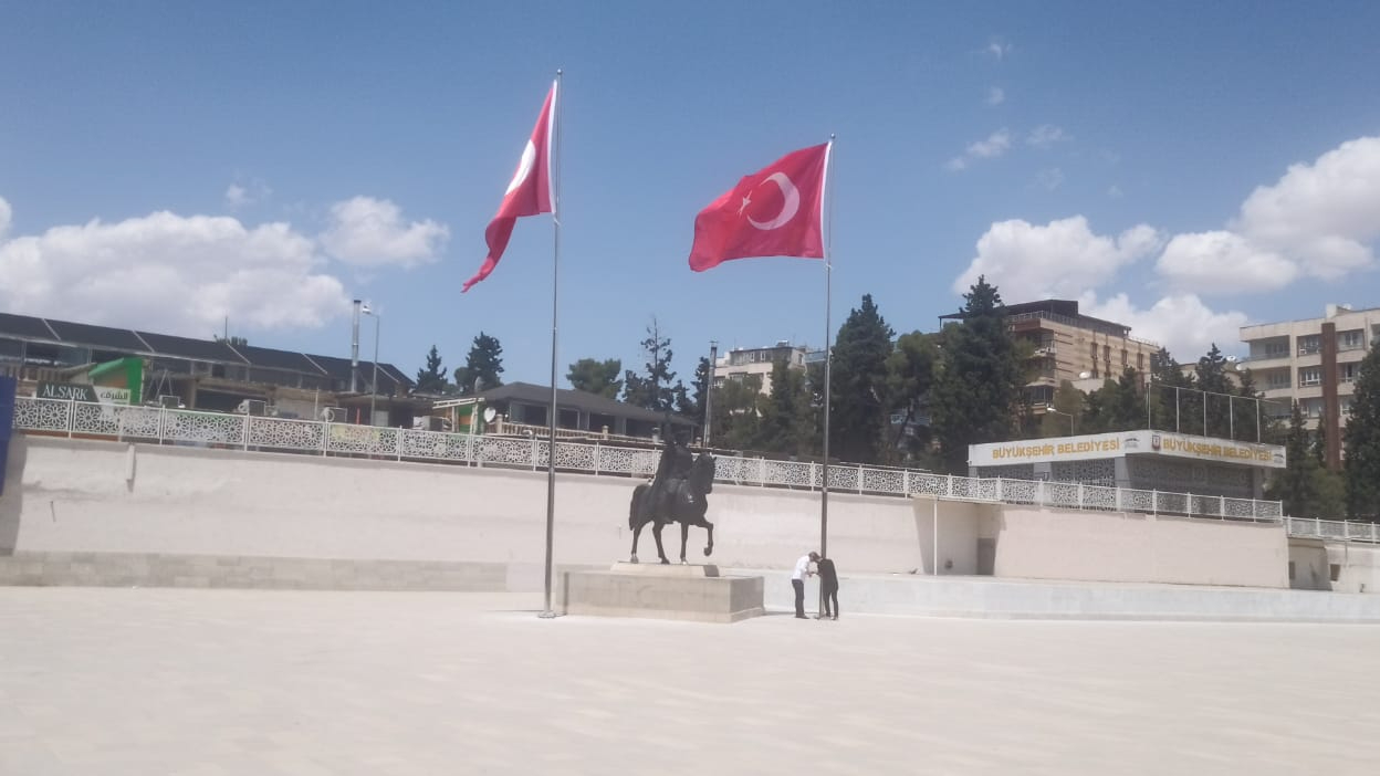 Topçu Meydanı'nın Türk bayrakları yenilendi