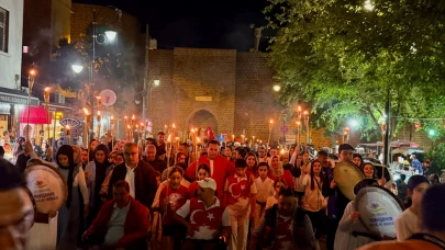 Diyarbakır’da Fener Alayı Yürüyüşü Geceyi Aydınlattı