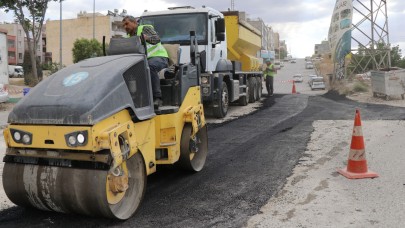 Haliliye’de Yollar Sıcak Asfaltla Yenileniyor