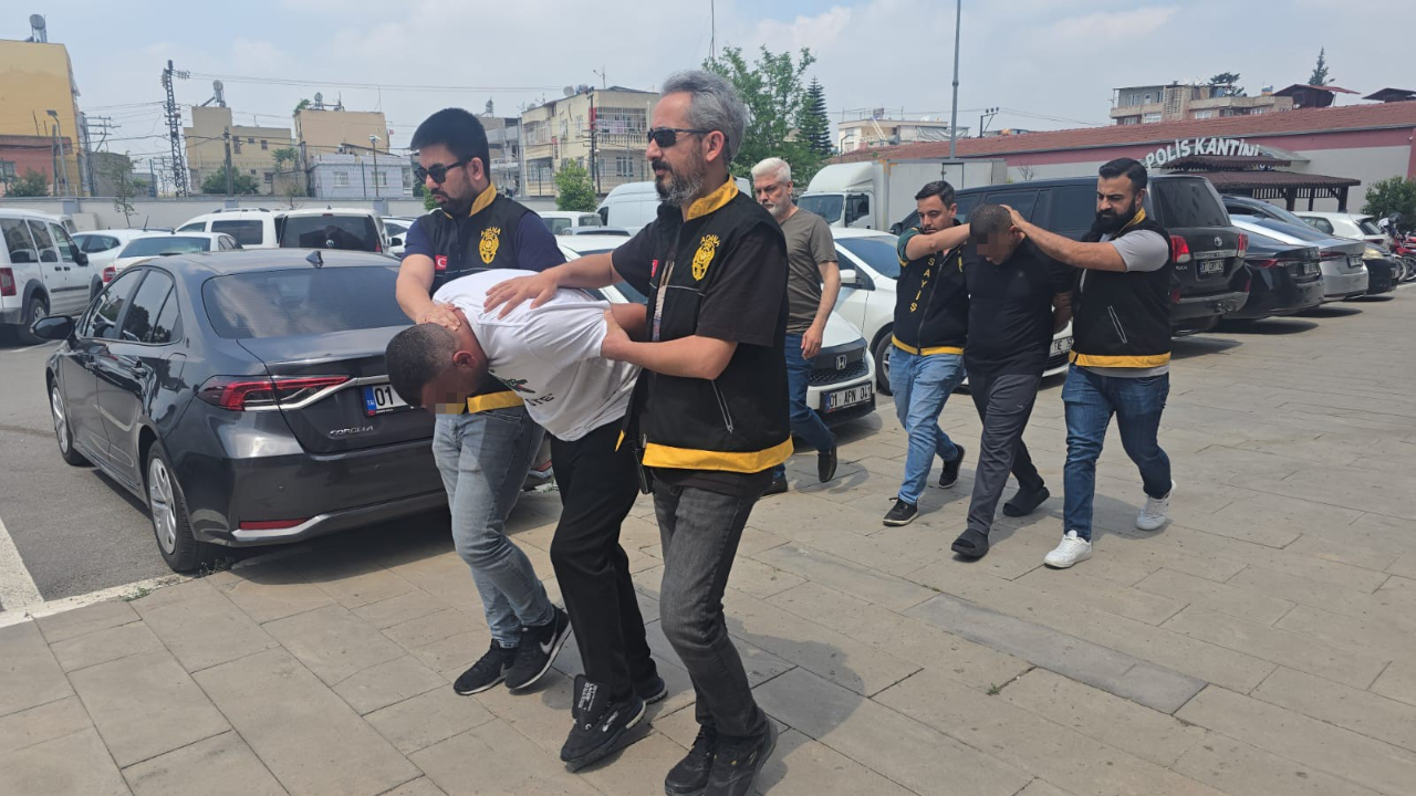 Park halindeki otomobillerden 500 bin TL'lik hırsızlık yapan 3 şüpheli yakalandı
