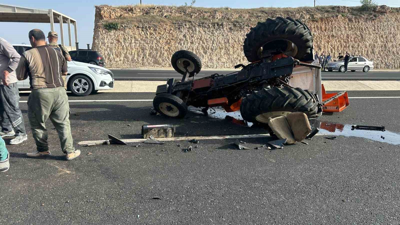 Traktör ile otomobil çarpıştı: 3 yaralı