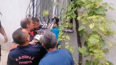 Oyun oynarken kafası demir parmaklığa sıkışan çocuğu itfaiye kurtardı