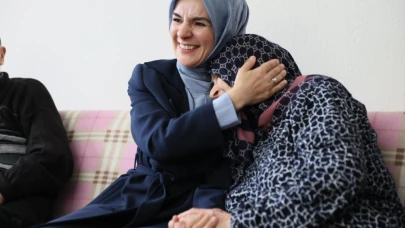 Bakan Göktaş, 70 yıldır evli olan çifti ziyaret etti