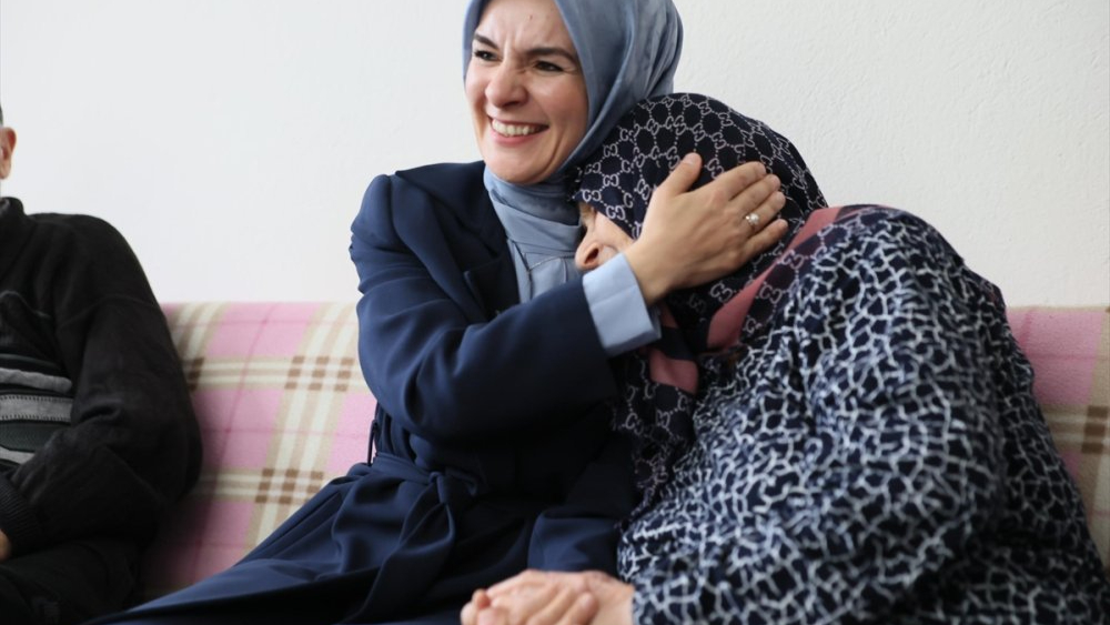 Bakan Göktaş, 70 yıldır evli olan çifti ziyaret etti
