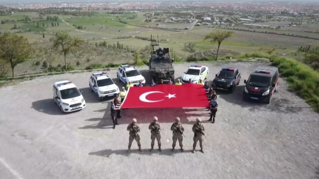 Polisler gençler için klip çekti