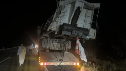 Şanlıurfa'da Buğday Yüklü Tır Devrildi, Trafik Aksadı