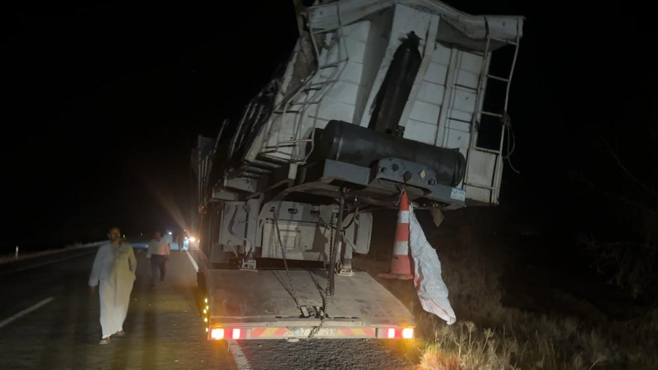 Şanlıurfa'da Buğday Yüklü Tır Devrildi, Trafik Aksadı