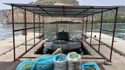 Yasak olmasına rağmen ağ atarak balık avlayan 2 şahıs yakalandı