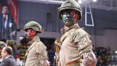 Komandoların gösterisi dakikalarca alkışlandı