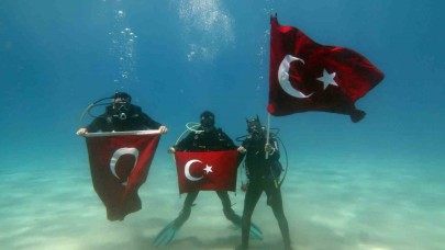 Dalgıçlar 19 Mayıs’ı deniz altında kutladı