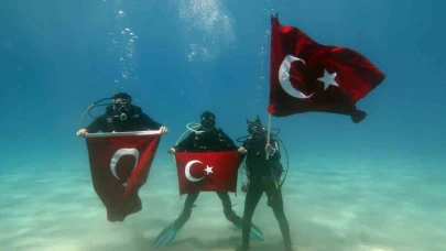 Dalgıçlar 19 Mayıs’ı deniz altında kutladı