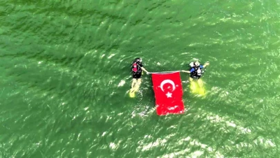 19 Mayıs’a özel dalış: Gölette Türk Bayrağı’nı böyle dalgalandırdılar