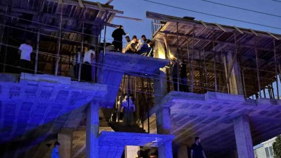 Elindeki demir yüksek gerilim hattına temas edince akıma kapılarak hayatını kaybetti