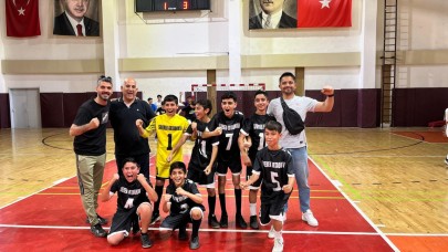 Siverekli minikler futsal turnuvasında il birincisi oldu