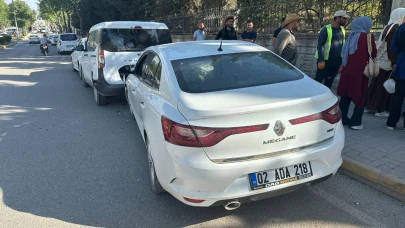 Otomobil park halindeki araçlara çarptı