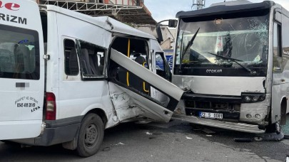 Minibüs ile midibüs çarpıştı: 7 yaralı