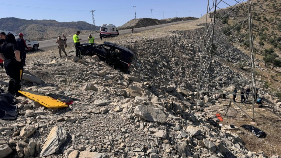 Kamyonet şarampole devrildi: Aynı aileden 3 kişi öldü, 3 yaralı