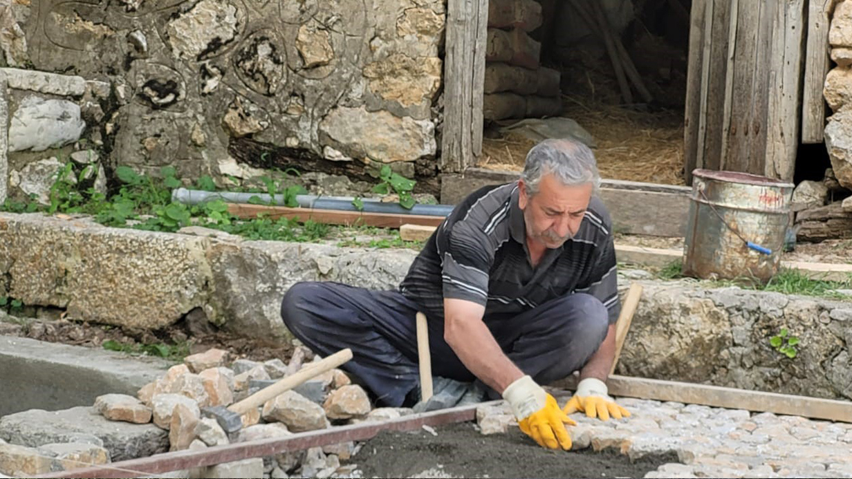 Ekmeğini 45 yıldır taştan çıkarıyor