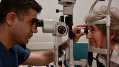 78 yaşındaki hastaya "akıllı mercek" ameliyatı başarıyla uygulandı