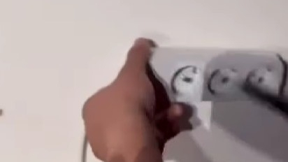 Evini aparta çevirip, prizlere gizli kamera yerleştirdi