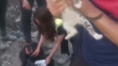 İnşaat alanında bulunan kuyuya düşen yavru kedi kurtarıldı