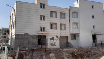 İnşaat Çöktü, 90 Yaşındaki Adamı Polis Sırtında Taşıdı