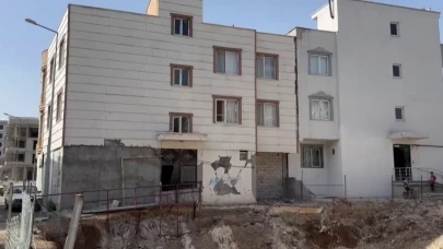 İnşaat Çöktü, 90 Yaşındaki Adamı Polis Sırtında Taşıdı
