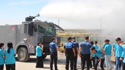 Çocuklar dikti, TOMA suladı