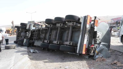 Ham madde yüklü tır devrildi: 1 yaralı