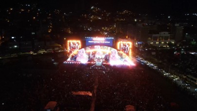 Derya Uluğ, Şanlıurfa’da hayranlarıyla buluştu