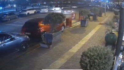 Şanlıurfa'da Kontrolden Çıkan Araç Kaza Yaptı