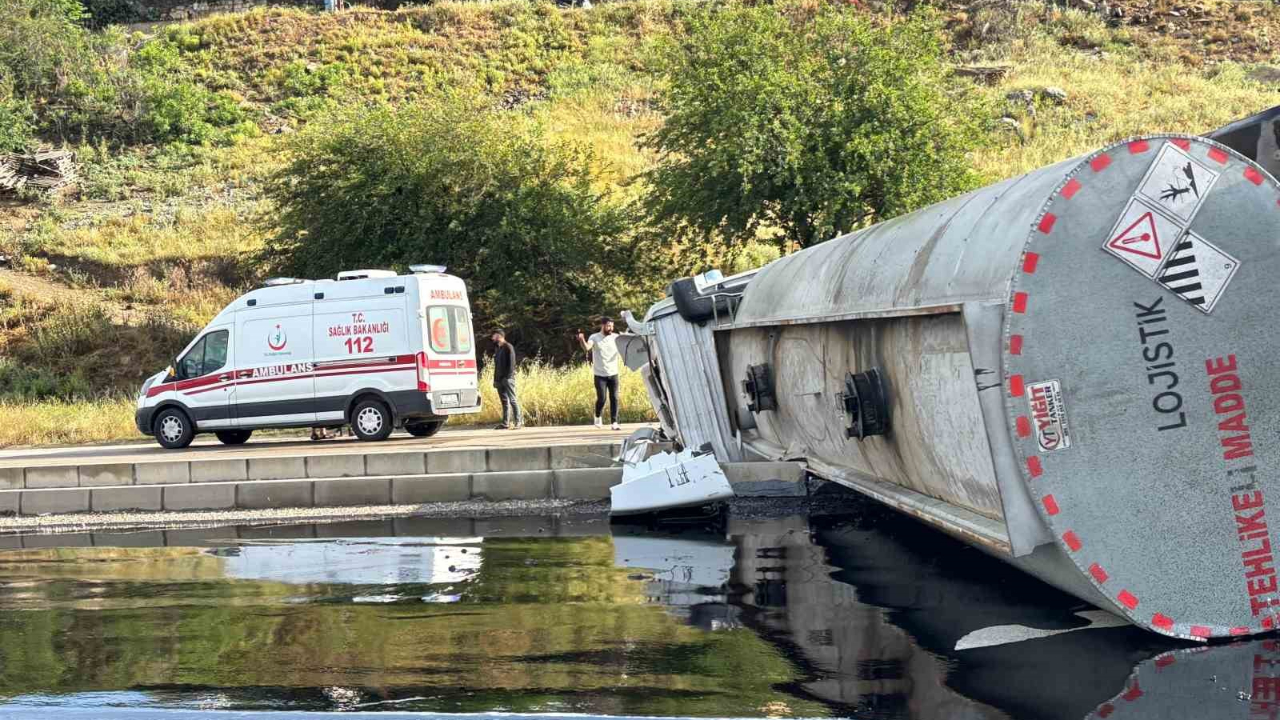 Petrol yüklü tanker devrildi