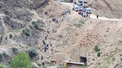 Hafriyat kamyonu devrildi: 1 yaralı