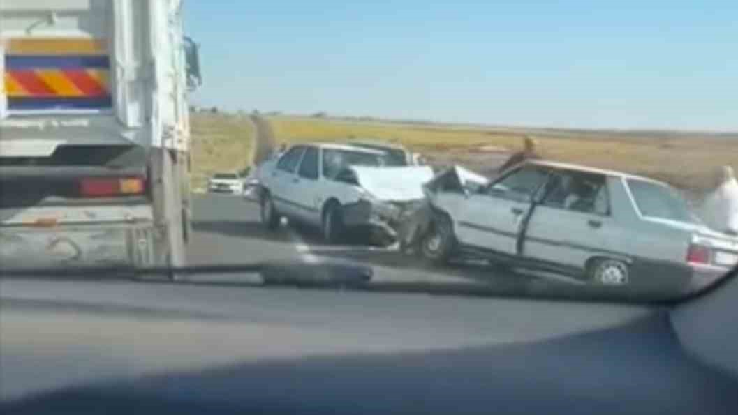 Şanlıurfa'da 2 araç kafa kafaya çarpıştı