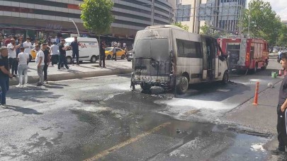 Şehir içi minibüs alevlere teslim oldu