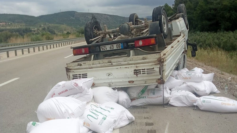 Lastiği patlayan kamyonet takla attı