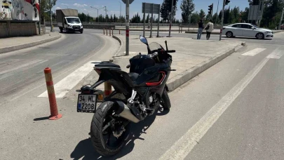 Motosiklet devrildi: 2 yaralı