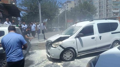 Seyir halindeki araç önce kaza yaptı ardından alev aldı