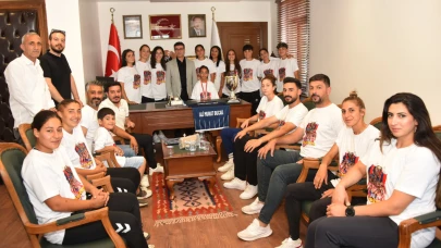 Kupayı Başkan Bucak'a armağan ettiler