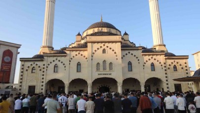 Gaziantep’te bayram namazında camiler doldu taştı