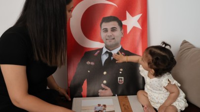 Şehit eşiyle yaptıklarını şimdi 13 aylık kızıyla yapıyor