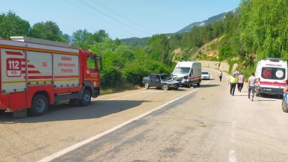 Ambulans ile otomobil çarpıştı: 1 ölü, 4 yaralı